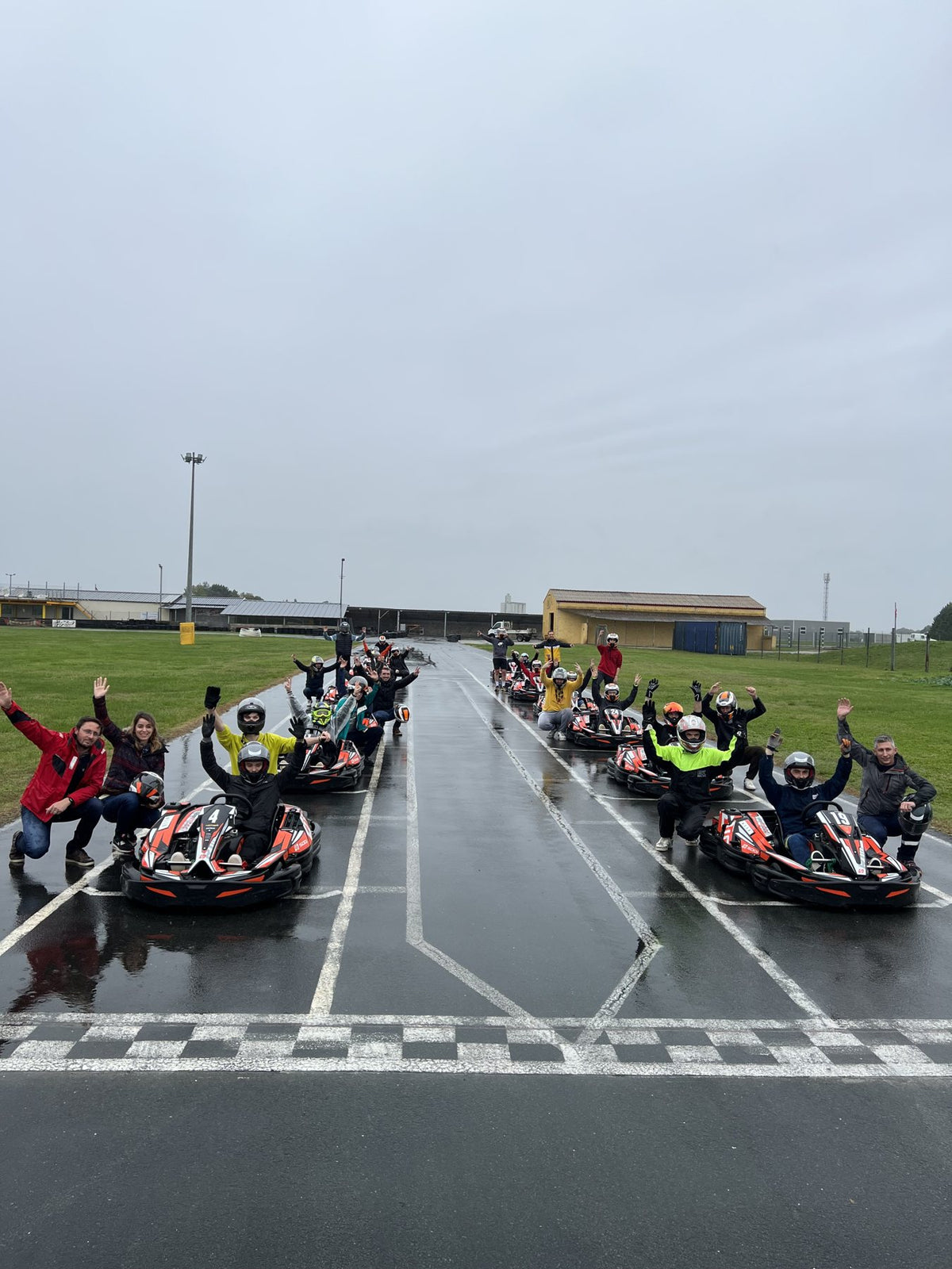 Groupe de pilotes sur la grille de départ